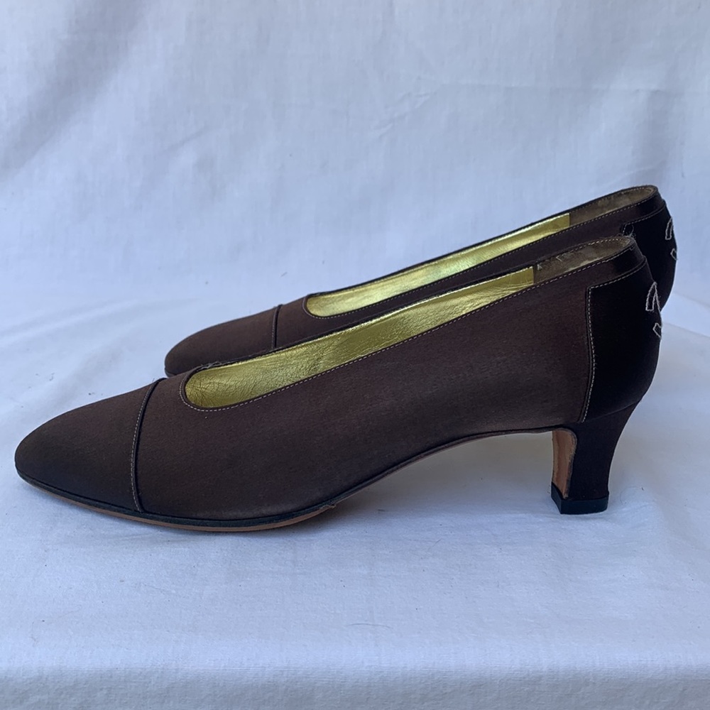 Vintage Chanel Brown Silk Pumps with Embroidered Logo on back heel. Sz8.5 - Picture 13 of 14